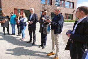 Schulpflegschaftsvorsitzender Mathias Grootens (2. von rechts) hatte Verwaltung und Politik zur Diskussion eingeladen. Fotos: Wagner