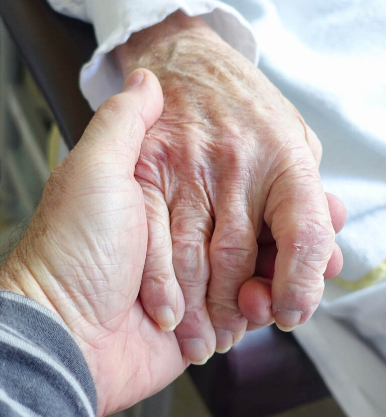 Dorothee Döring stellt ihr Buch: "Rollentausch – Wenn Eltern in die Jahre kommen“ beim Hospizverein vor. Symbolbild: pixabay