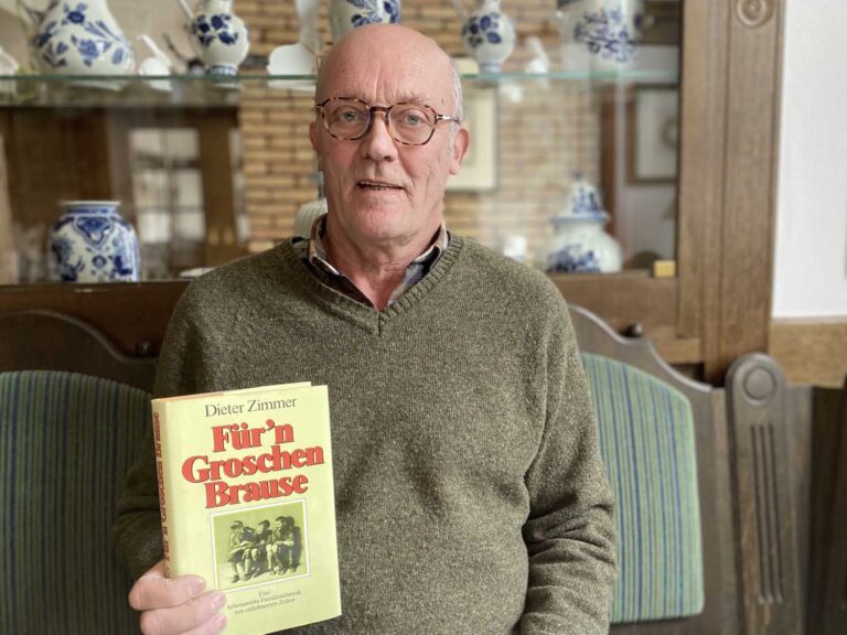 Beim Besuch in der alten Heimat erkannte ein ehemaliger Flakhelfer den Autor eines Buches über die Nachkriegszeit, das Georg Laurenz auf dem Tisch liegen hatte. Foto: Schwarze