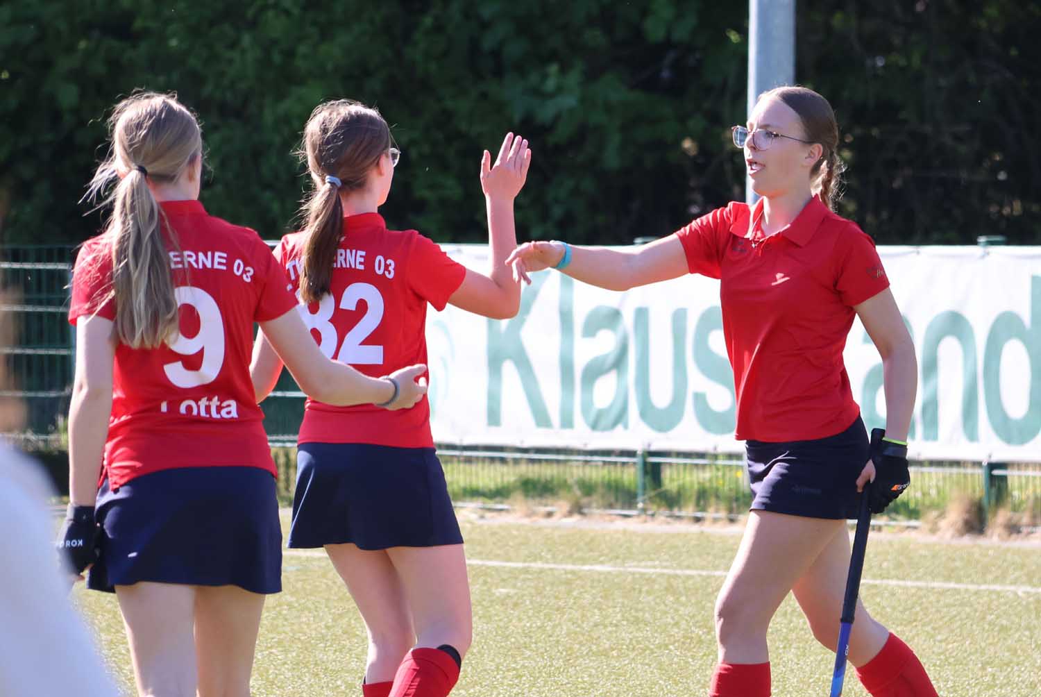 Zweifache Torschützin beim erfolgreichen ersten Spieltag für die U14-Mädchen des TV: Hannah Bürgelt nimmt die Glückwünsche ihrer Teamkolleginnen entgegen. Fotos: Verein
