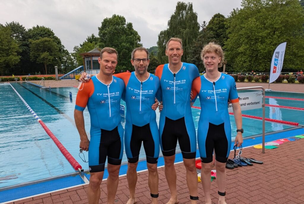 Martin Siemann (v.l.), Patrick Ziemba, Björn Kräher, Tobias Knowlden starteten für die TV Werne Wasserfreunde in Hagen. Foto: Verein