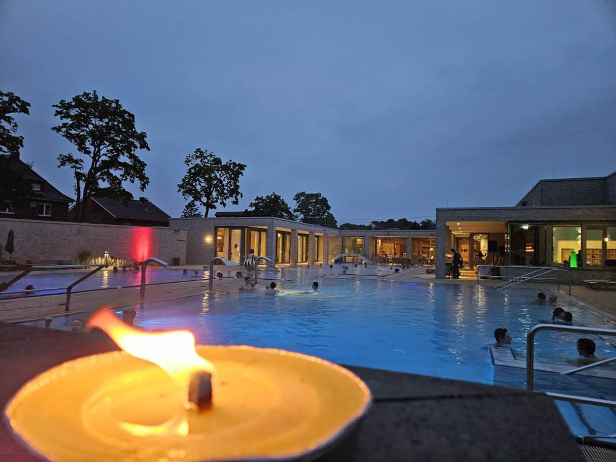 Die Mischung aus entspannter Hintergrundmusik, dem warmen, wohltuenden Solewasser und stündlichen Aufgüssen in der Textilsauna schafft ein einzigartiges Ambiente bei der Sole Night. Fot