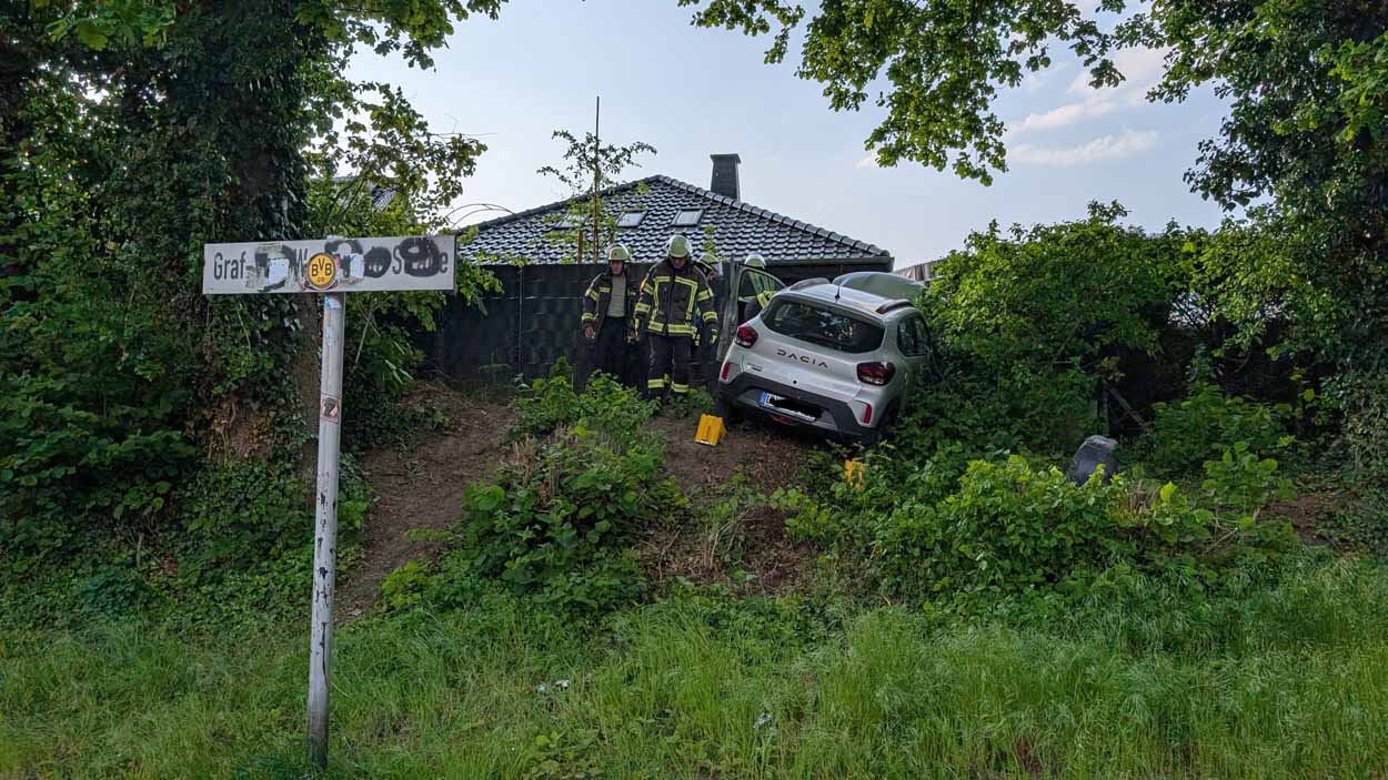 Die Pkw-Fahrerin fuhr in den Gartenzaun. Fotos: FFW