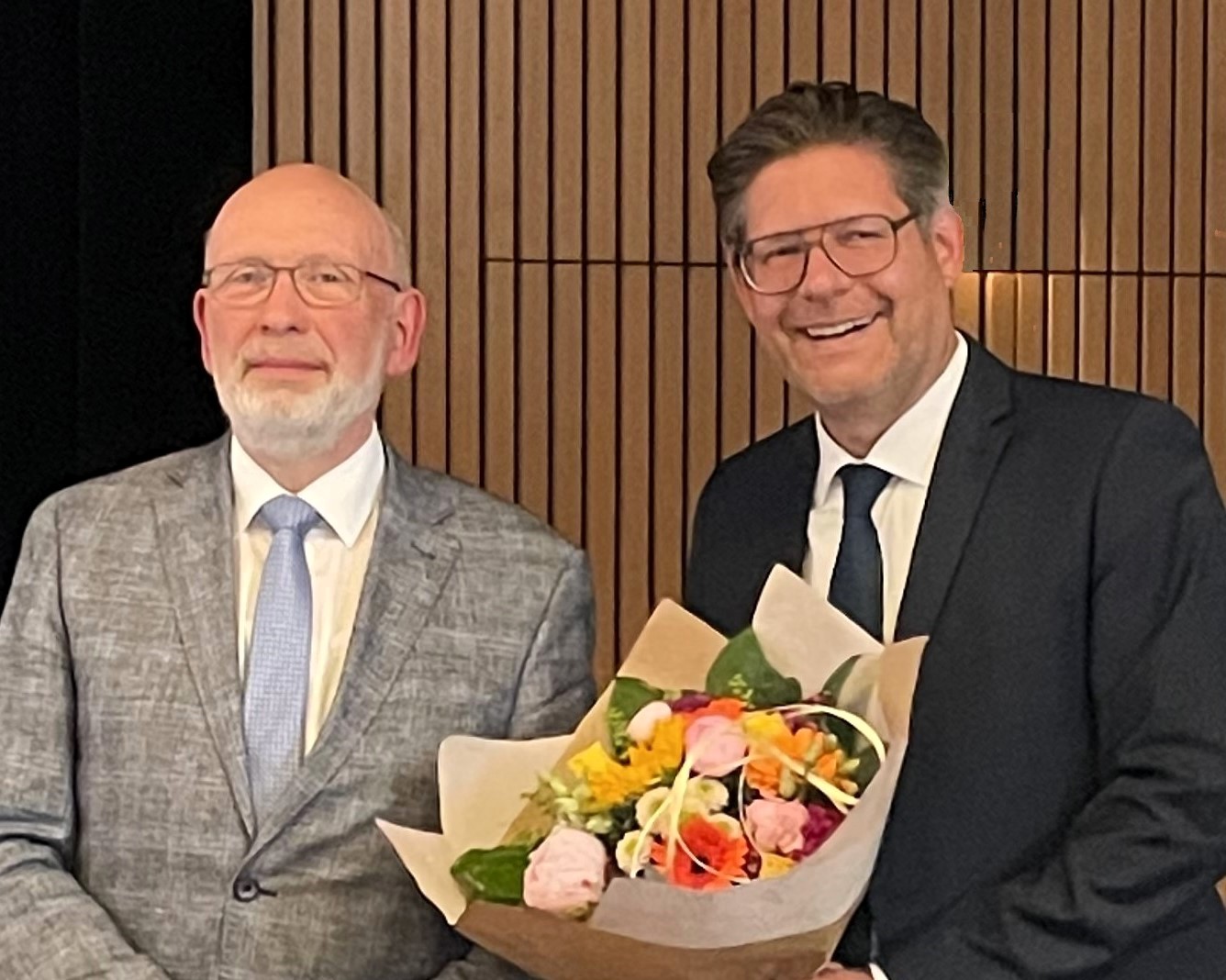 Dr. Karl Schürmann (li.), Vorsitzender des Lüner CDU, gratuliert Marco Morten Pufke. Der Bergkamener wurde mit 98,9 Prozent zum Landratskandidaten der Christdemokraten im Kreis Unna gewählt. Foto: Nele Buckemüller