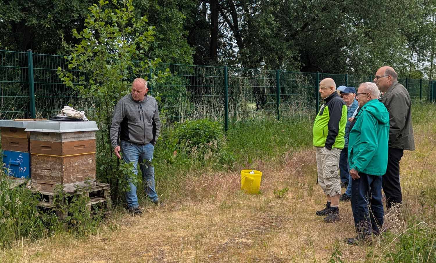 Informationen zu Bienenzucht, Imkerei und Honig vermittelte Imker Heinrich Plogmann. Foto: privat