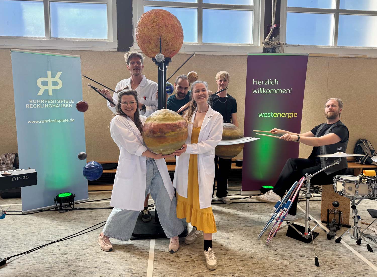 Die Theatergruppe Gugelhupf begeisterte die Kinder mit ihrer musikalischen Aufführung rund um unser Sonnensystem. Fotos: Westenergie AG