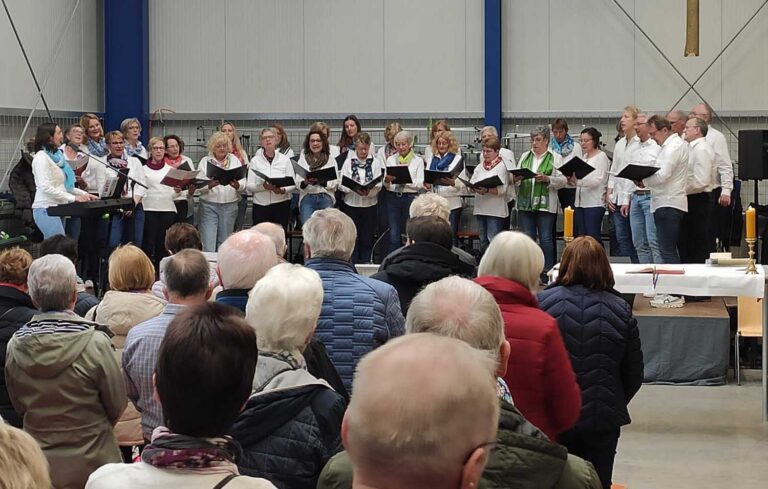 Der Gospelchor, hier beim Auftritt beim Gewerbefest Ascheberg 2025, lädt zum Workshop ein. Foto: privat