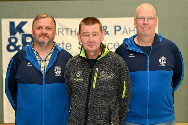 Björn Biermann (l.), zweiter Geschäftsführer der TV-Handballer, und der Sportliche Leiter Christian Dahmen (r.) stellten mit Wolfgang Meier den neuen Trainer der ersten Herrenmannschaft vor. Foto: MSW