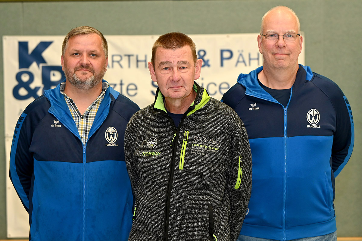 Björn Biermann (l.), zweiter Geschäftsführer der TV-Handballer, und der Sportliche Leiter Christian Dahmen (r.) stellten mit Wolfgang Meier den neuen Trainer der ersten Herrenmannschaft vor. Foto: MSW