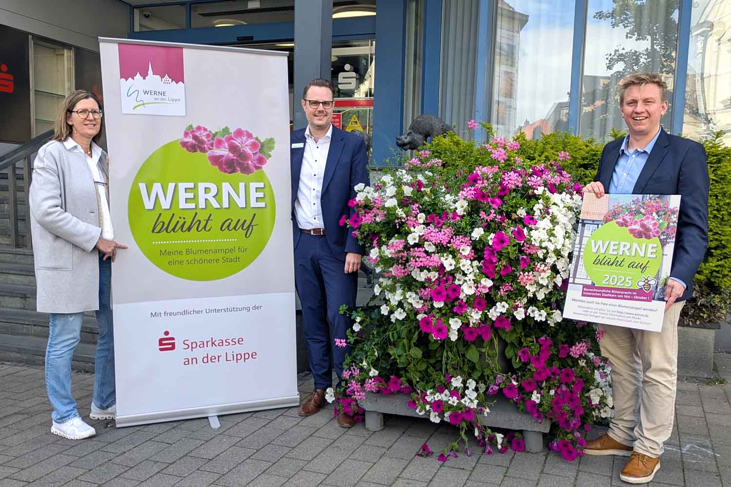 Das Stadtmarketing setzt auf blühende Akzente und sagt Danke an die Sponsoren – allen voran der Sparkasse. Foto: Werne Marketing GmbH