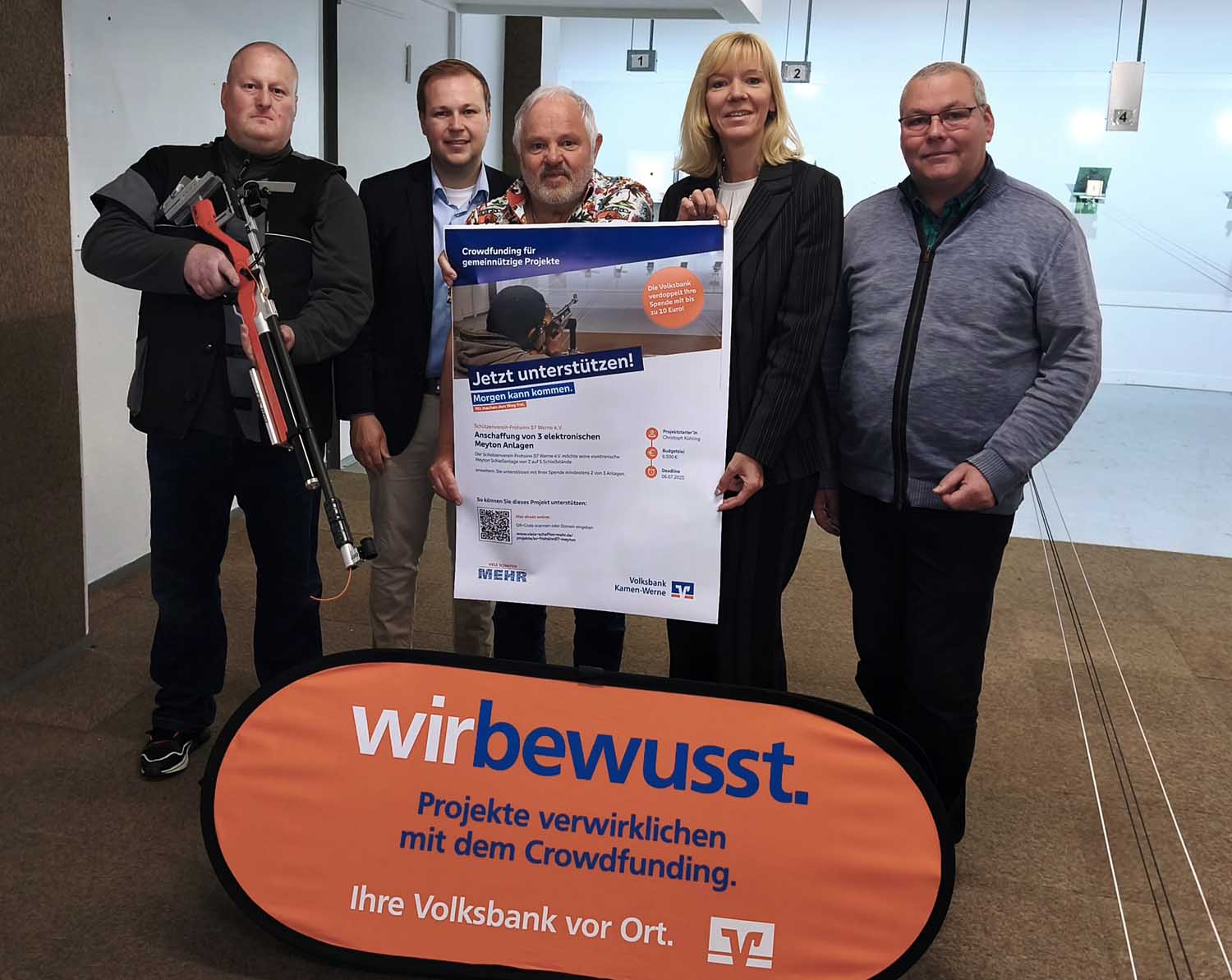 Stellten die Crowdfunding-Kampage vor (von links): Thorsten Vertgewall (Schützenverein Frohsinn 07 Werne e.V.), Philipp Gärtner (Dortmunder Volksbank), Klaus Witt (Schützenverein Frohsinn 07 Werne e.V.), Claudia Pilz (Dortmunder Volksbank), Mirko Nagel (Schützenverein Frohsinn 07 Werne e.V.). Foto: Verein