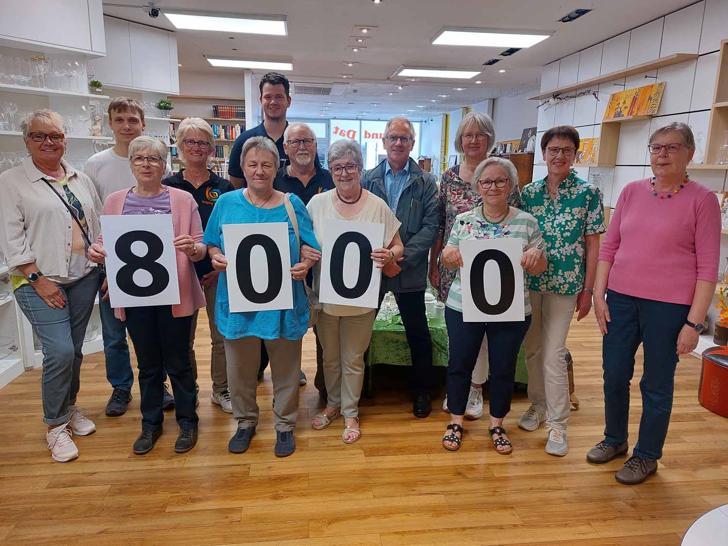 8.000 Euro leiteten Marita Melcher (ganz links) und ihr Team an vier Vereine weiter. Foto: Wagner