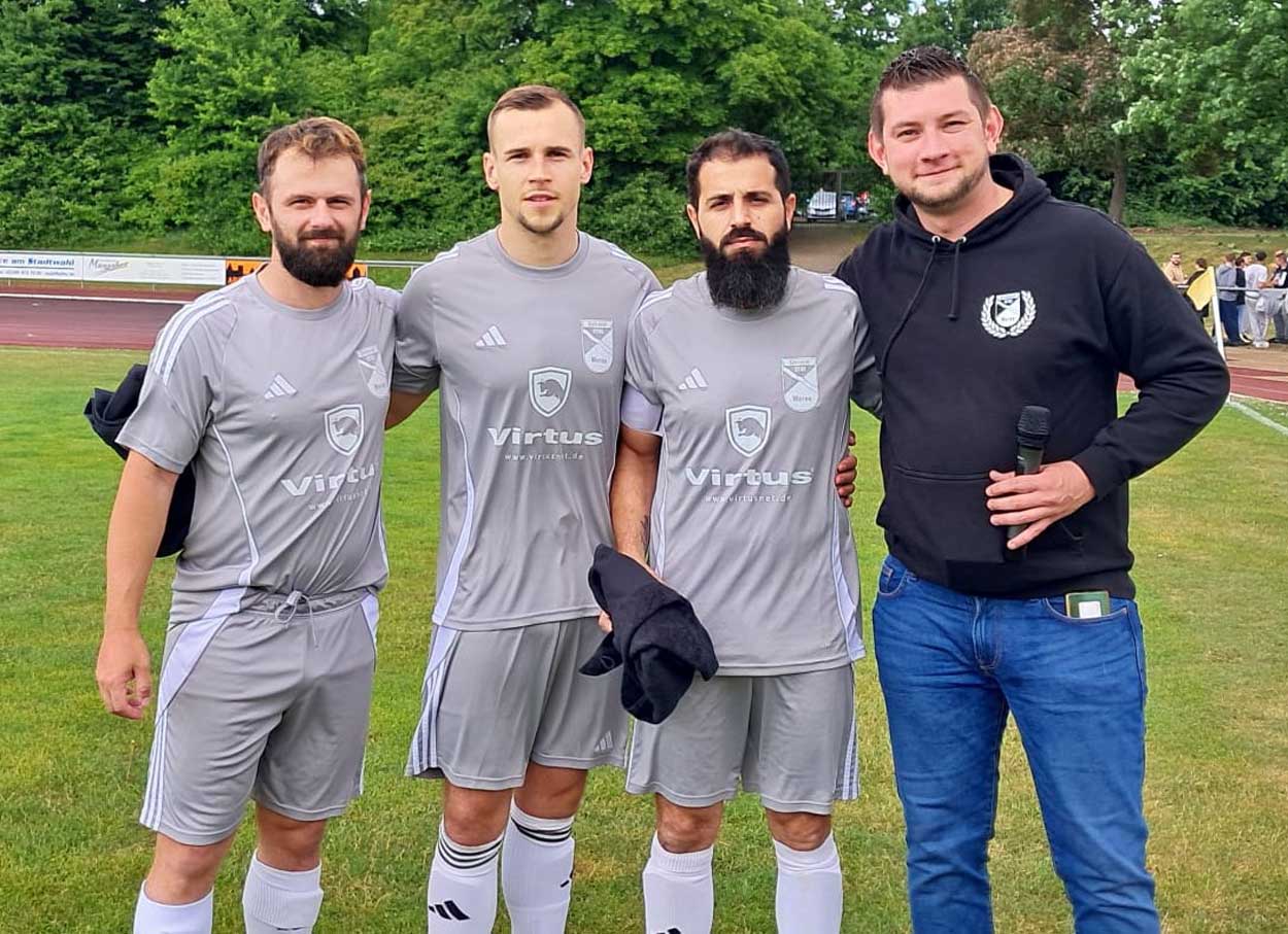 Eintracht-Vorsitzender Robin Böcker (rechts) und der Sportliche Leiter Abdullah Sahin verabschiedeten Firat Isikli und Mike Taeger (2. v. l.). Foto: Verein