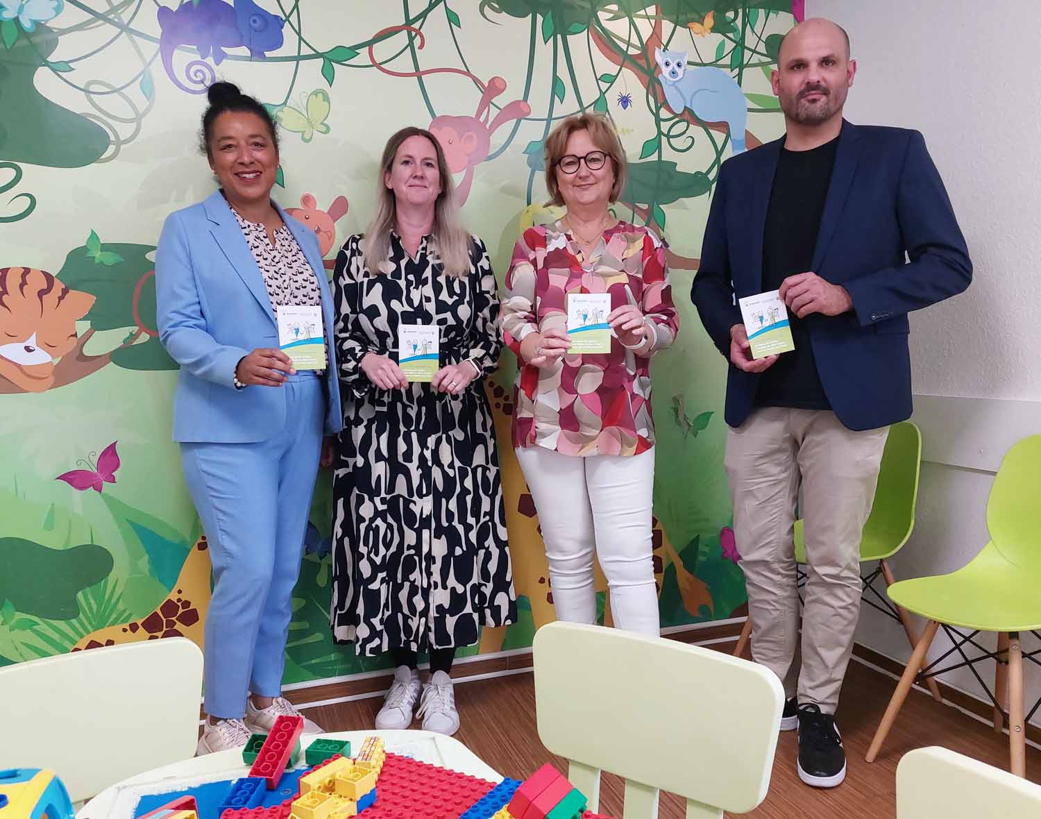 Ziehen eine überaus positive Bilanz nach 20 Monaten (von links): Kinderärztin Jasmin Lidgett, Familienlotsin Anna Gerber, Bettina Stilter, Leiterin des Familiennetzes, und Jugendamtsleiter Maik Rolefs. Foto: Wagner