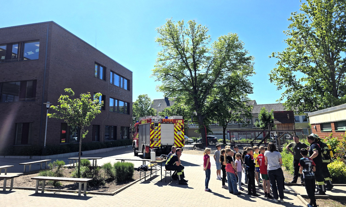 Die Drittklässler der Wiehagenschule schauten sich das Löschfahrzeug aus der Nähe genau an und löcherten die Feuerwehrleute mit ihren Fragen. Fotos: Freiwillige Feuerwehr Werne