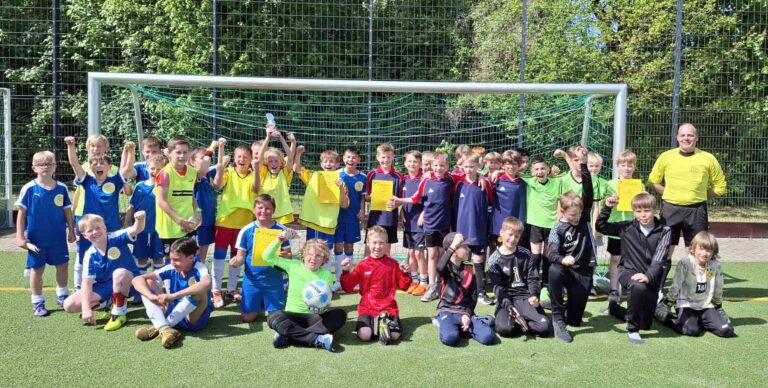 Faire Spiele lieferten sich die Kicker der Uhland- und Wiehagenschule bei den Stadtmeisterschaften im Feldfußball. Foto: SSV