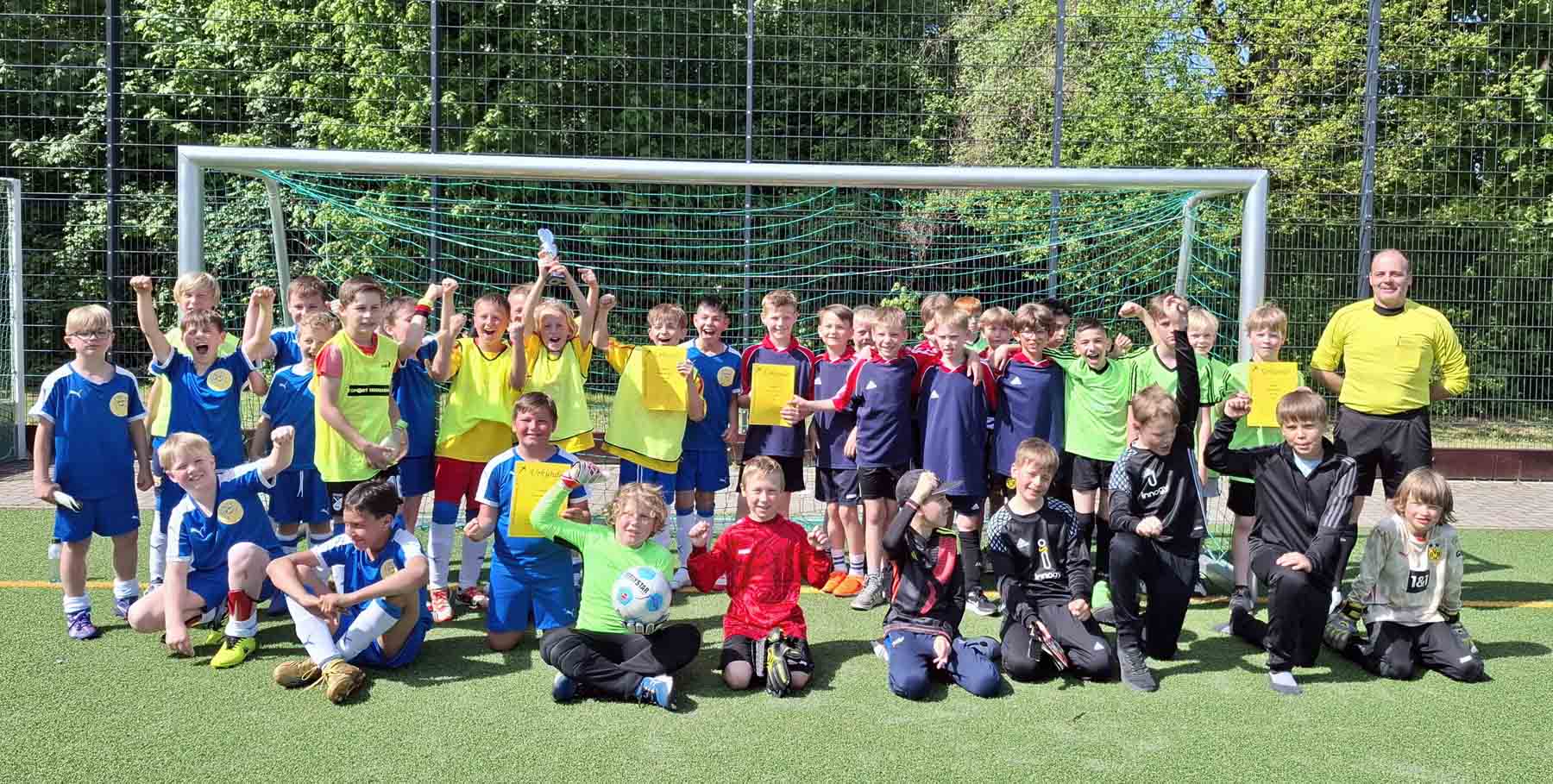 Faire Spiele lieferten sich die Kicker der Uhland- und Wiehagenschule bei den Stadtmeisterschaften im Feldfußball. Foto: SSV