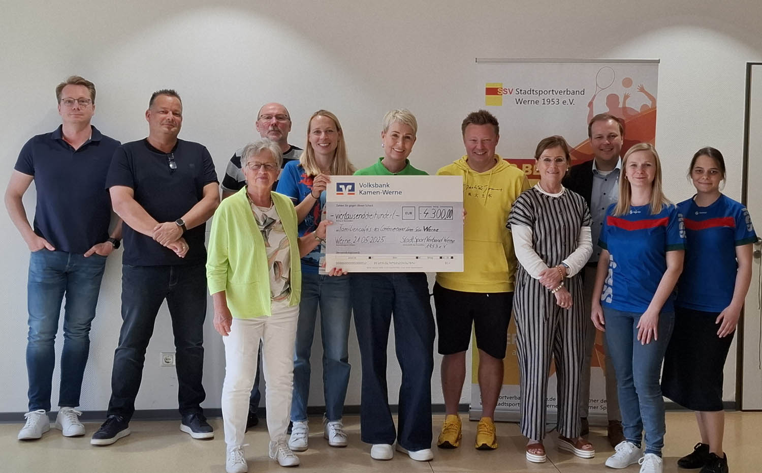 Spendenübergang von „Werne kickt“ mit (von links) Thorsten Stein, Michael Bodenstein (beide Schiedsrichter), stellvertretende Bürgermeisterin Marita Funhoff, Hubert Bußkamp, Annika Schnatmann (beide TV Werne Volleyball), Petra Hermes (Caritas/Familiencafés), Markus Schnatmann (SSV), Margret Banken (Caritasverband), Philipp Gärtner (SSV), Elisabeth Langenberg und Kollegin (beide RCS). Foto: K. Masjoshusmann / SSV