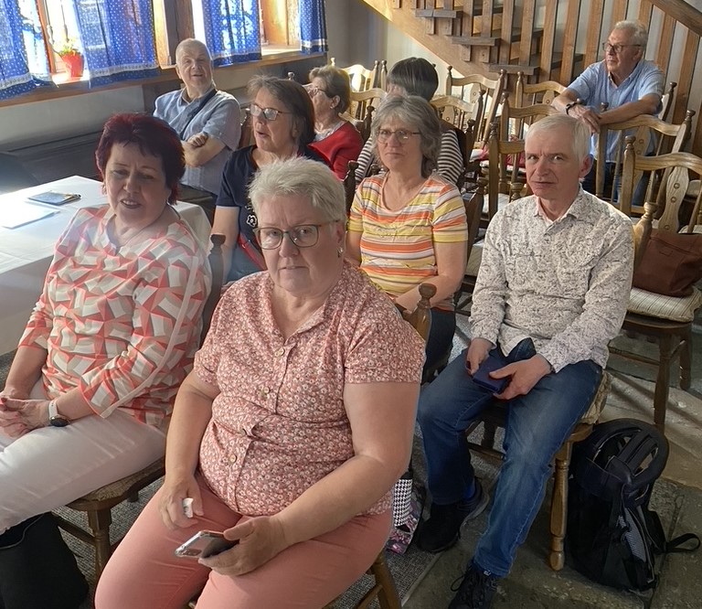 Viele Dönekes wurden bei der jüngsten Fotoreise des Heimatvereins zum Besten gegeben. Foto: Verein