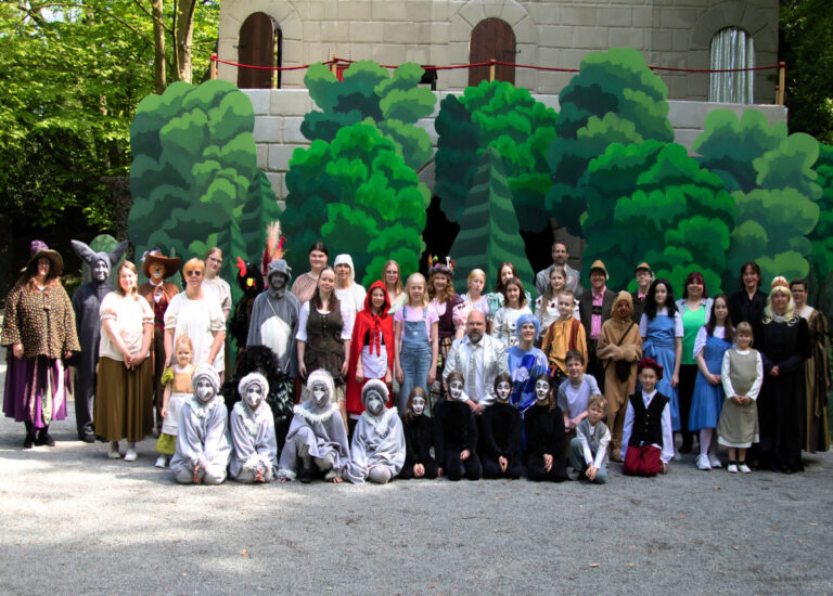 Auf einer zauberhaften Reise ins Märchenland begegnen die Besucher der Freilichtbühne Werne dem Zeitgeist Jojo, Leon und Geist Grimm. Foto: privat