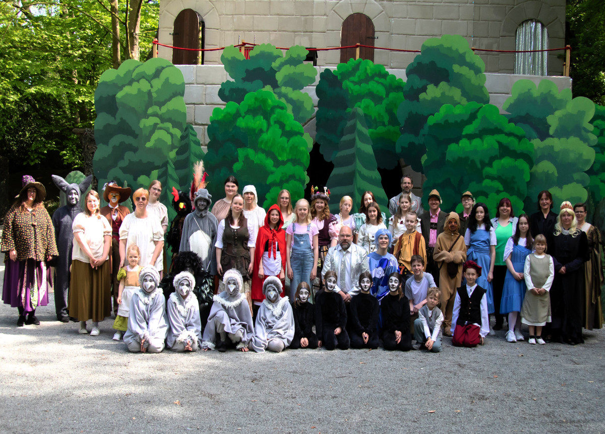 Auf einer zauberhaften Reise ins Märchenland begegnen die Besucher der Freilichtbühne Werne dem Zeitgeist Jojo, Leon und Geist Grimm. Foto: privat