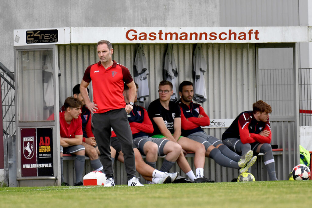 WSC-Trainer Lars Müller war enttäuscht vom Auftritt seiner Mannschaft gegen die Hammer SpVg. Für einen Kommentar war er nach dem Spiel nicht zu erreichen. Foto: MSW