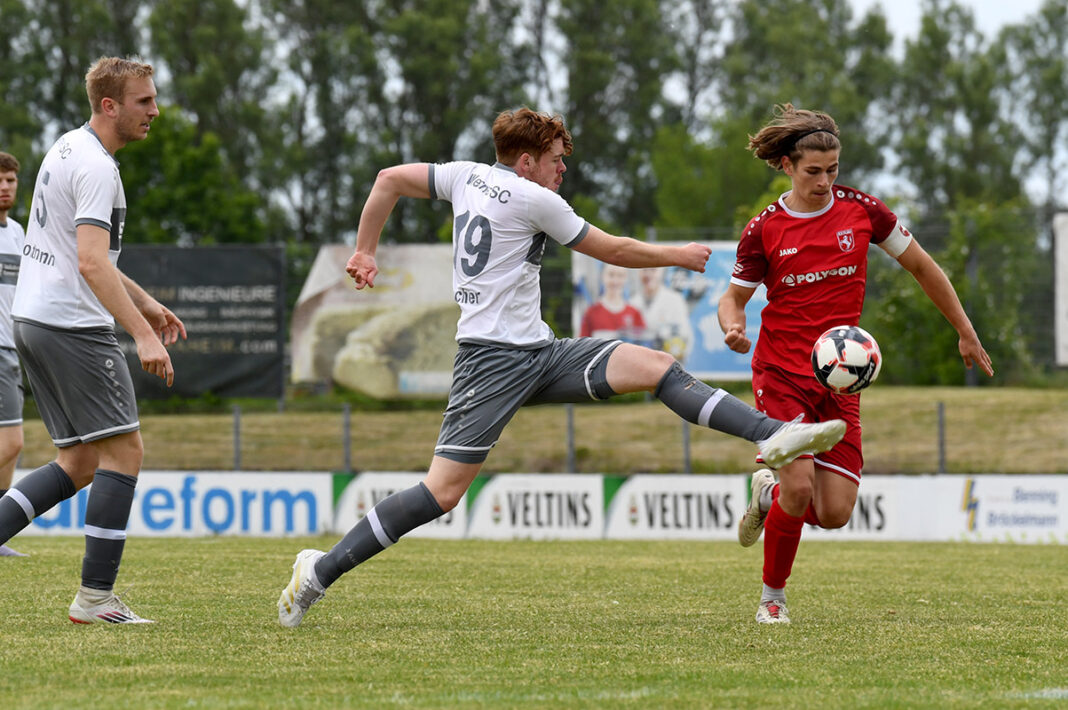 Frederic Fischer (Mitte) klärt mit vollem Einsatz vor HSV-Kapitän Louis Hein. Links beobachtet Nico Holtmann die Szene. Foto: MSW