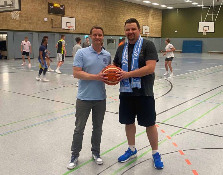 Christoph Henke, stellvertretende Vorsitzender der LippeBaskets Werne, stellte Dennis Köhler als neuen Coach der zweiten Mannschaft vor. Köhler spielte schon mal für die heimischen Korbjäger. Foto: Verein
