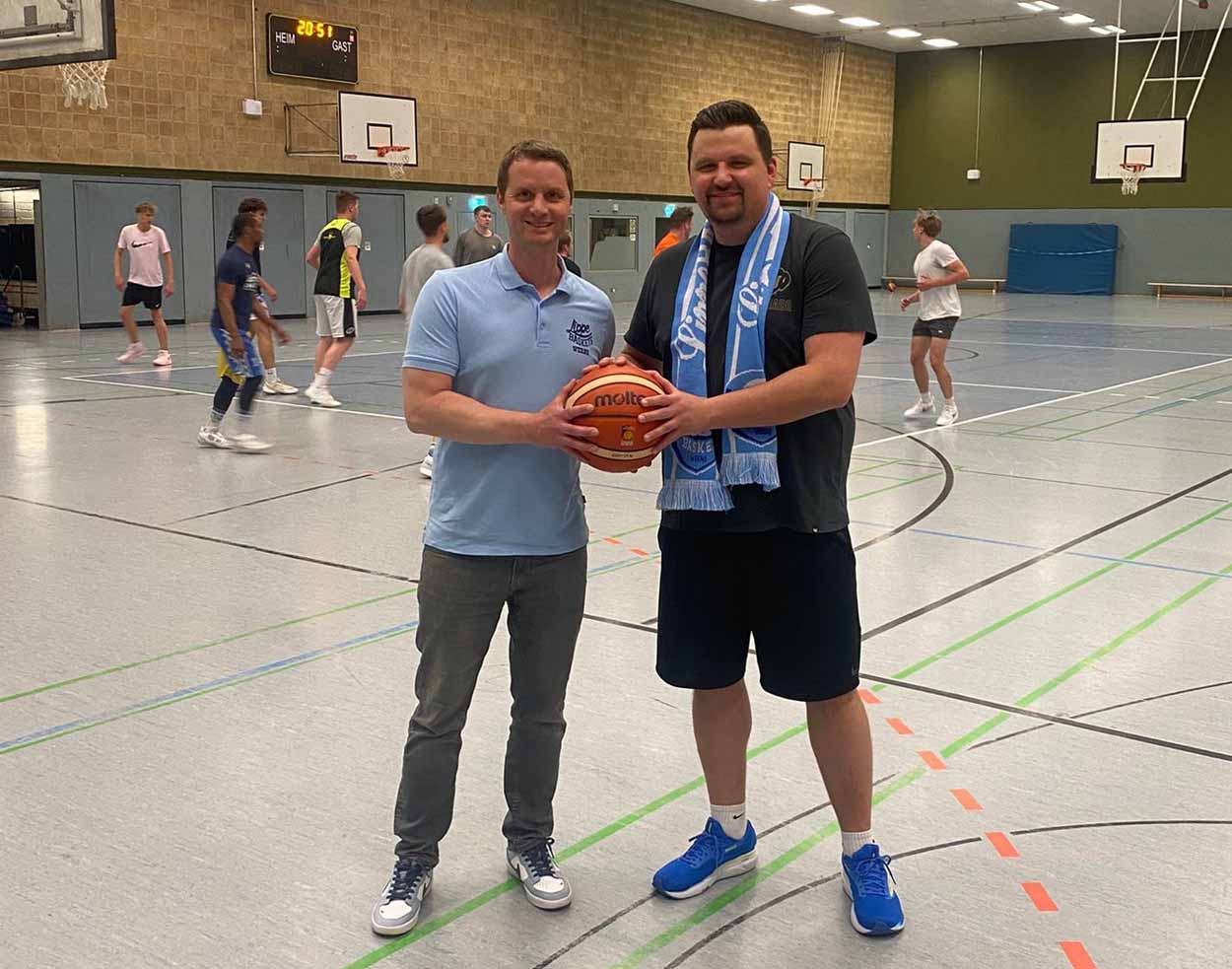 Christoph Henke, stellvertretende Vorsitzender der LippeBaskets Werne, stellte Dennis Köhler als neuen Coach der zweiten Mannschaft vor. Köhler spielte schon mal für die heimischen Korbjäger. Foto: Verein