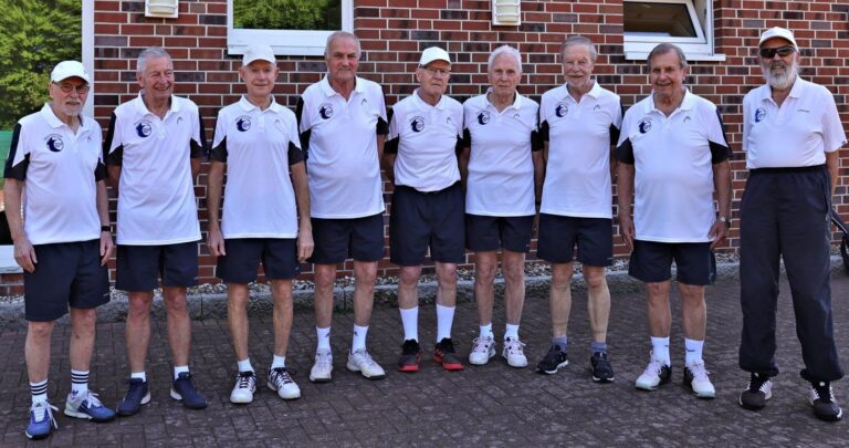 Die Herren 80 gehen mit (v.l.) Franz Stüer, Harald Schreiner, Dieter Jankowiak,  Friedel Grewe, Dr. Dieter Huelsekopf, Helmuth Bettermann, Willi Lücking und Dieter Slezak in die neue Verbandsliga-Saison. Dieter Schelkmann (r.) beendete seine Laufbahn mit nun 90 Jahren. Foto: Verein