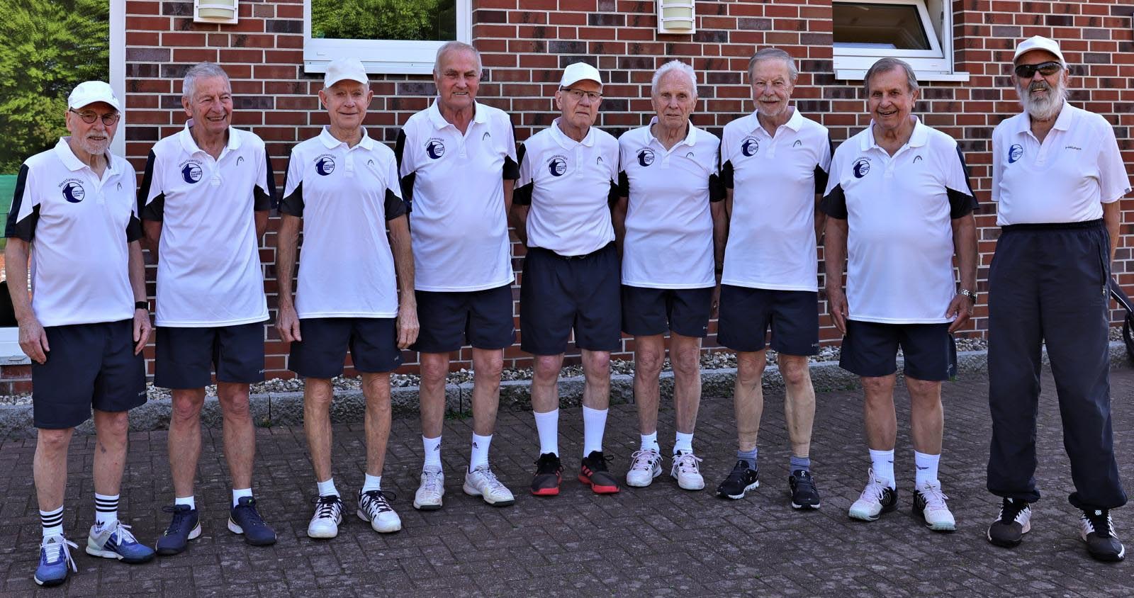 Die Herren 80 gehen mit (v.l.) Franz Stüer, Harald Schreiner, Dieter Jankowiak,  Friedel Grewe, Dr. Dieter Huelsekopf, Helmuth Bettermann, Willi Lücking und Dieter Slezak in die neue Verbandsliga-Saison. Dieter Schelkmann (r.) beendete seine Laufbahn mit nun 90 Jahren. Foto: Verein