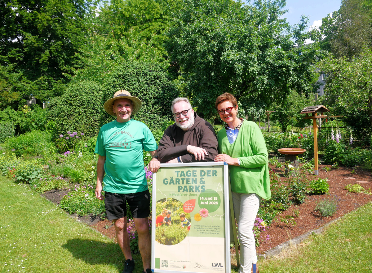 Termin für Gartenfreunde: Der Klostergarten der Kapuzinermacht bei den Tagen der Gärten und Parks des LWL, kündigen Guardian Bruder Harald, Rainer Steinhoff und Christiane Maria Fahle an. Fotos: Gaby Brüggemann