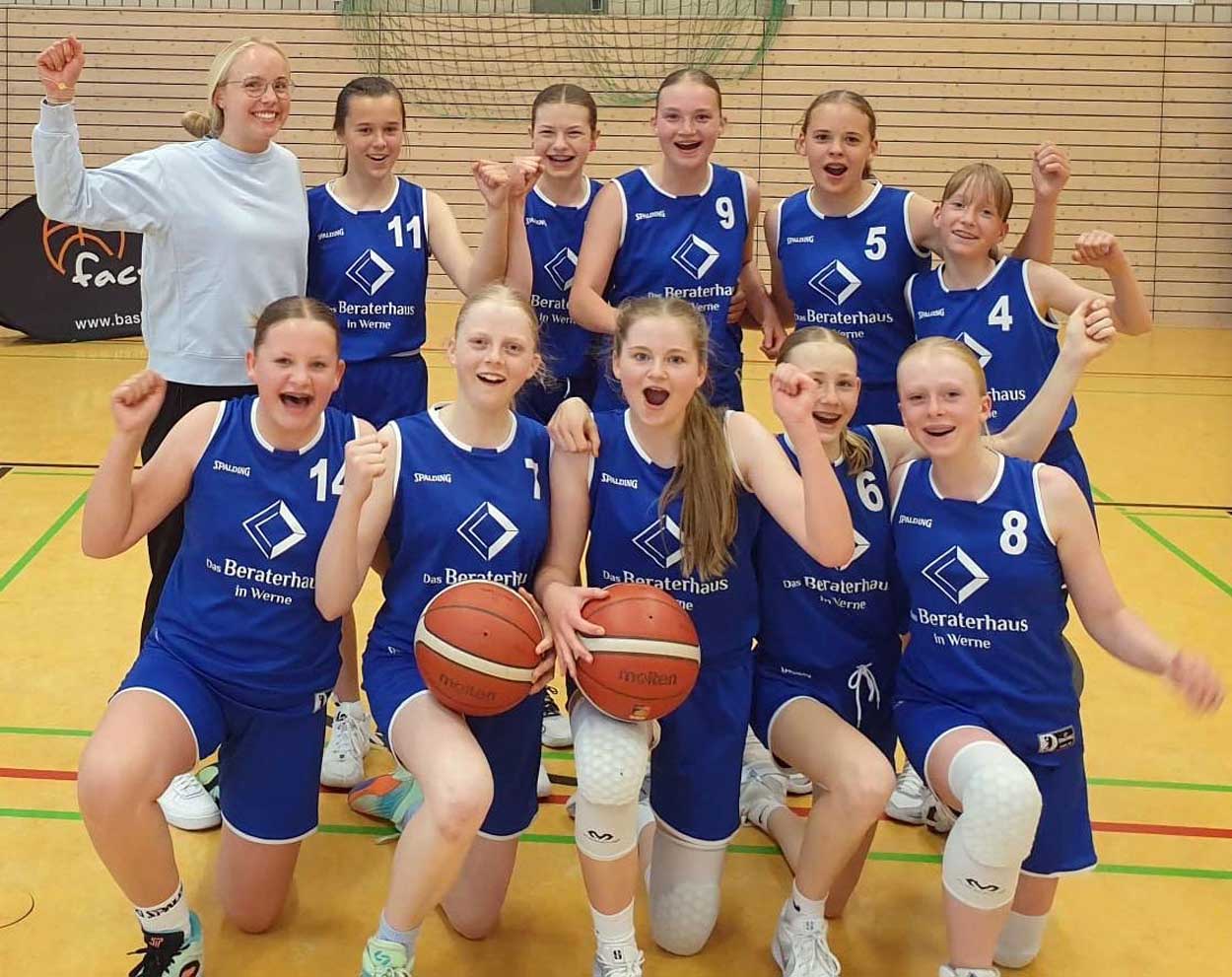 Große Freude beim weiblichen U14-Nachwuchs der LippeBaskets Werne mit (hinten von links) Trainerin Isi Michalski, Amelie Schulze-Beckinghausen, Sophie Beckhove, Josefine Teigelkötter, Lia Nägeler, Lisa Bleckmann; (vorne von links) Lena Hols, Charlotte Brand, Clara Rose, Lotta Overtheil und Ella Pläster. Foto: Verein