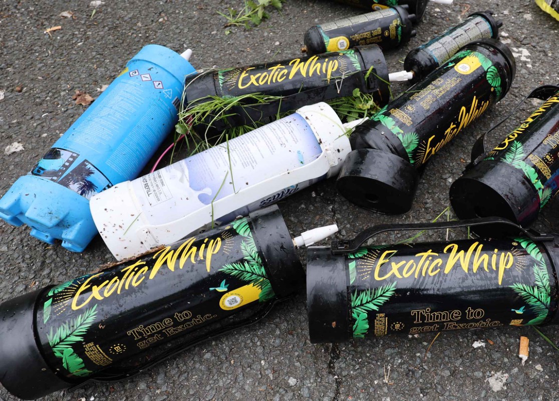 Lachgas wird immer mehr zu einem Problem. Auch, weil die Behälter oftmals achtlos weggeworden werden, obwohl diese fachgerecht entsorgt werden müssten. Foto: Volkmer