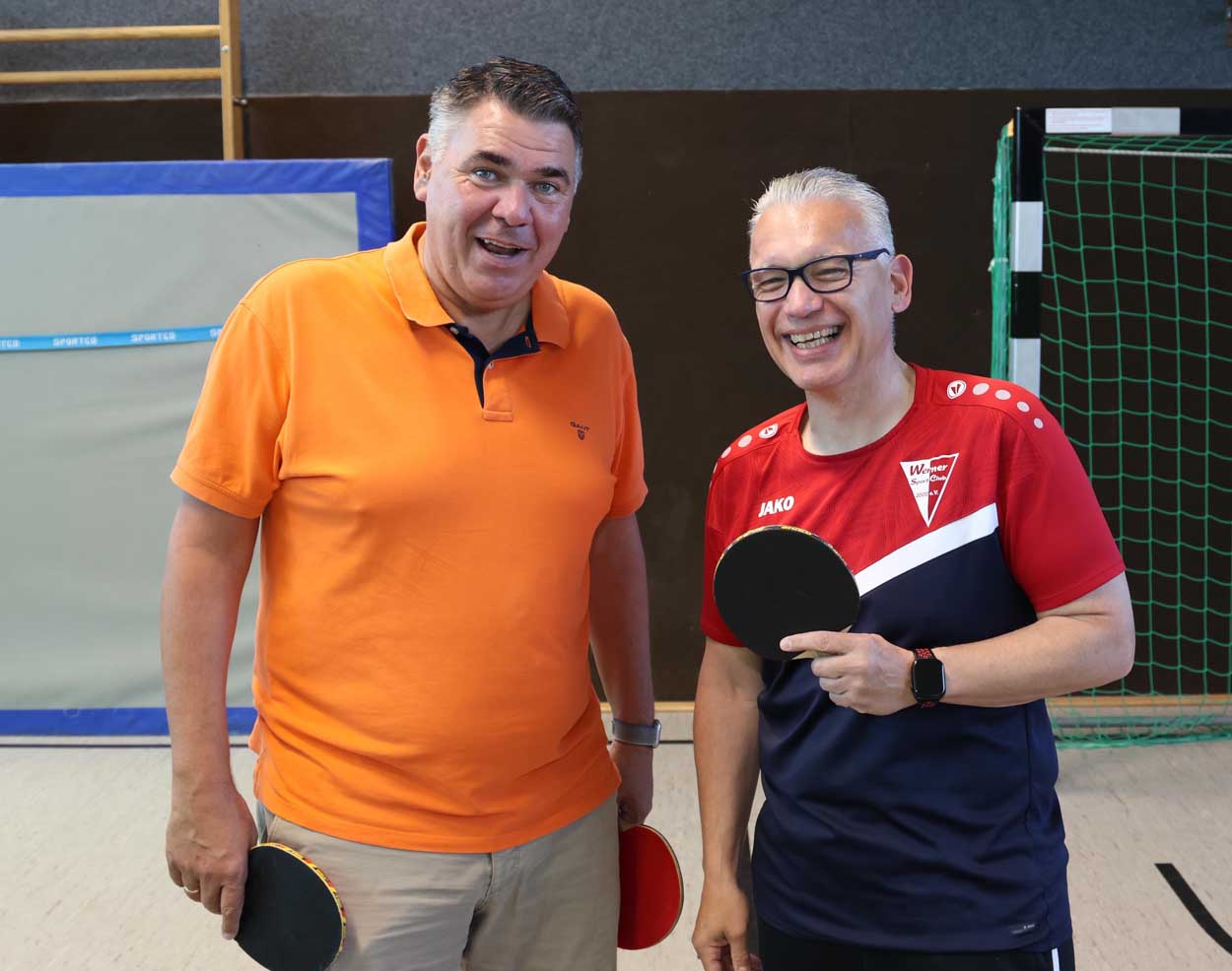 Landrat Mario Löhr zeigte sich begeistert von der Parkinson-Tischtennisgruppe, die von Renee Bieder (rechts) geleitet wird. Fotos: Verein