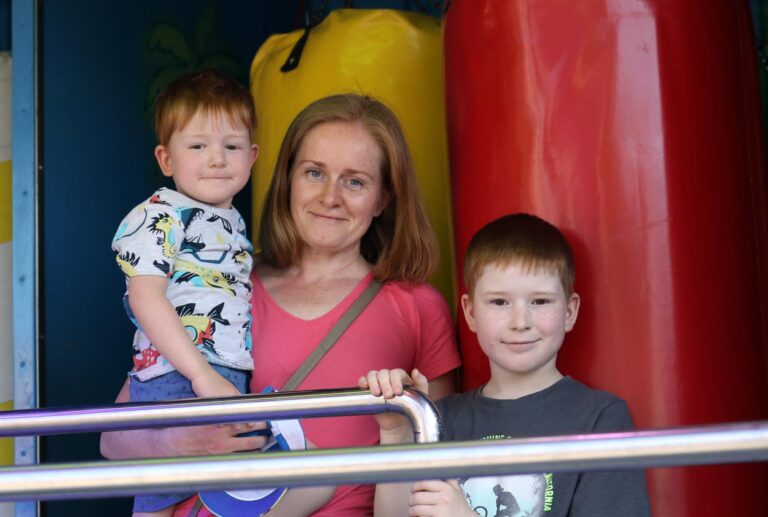 Viel Spaß hatten die Familie schon am Eröffnungstag der Maikirmes. Am Freitag gibt es Rabatte auf Fahrgeschäfte und andere Angebote. Foto: Wagner