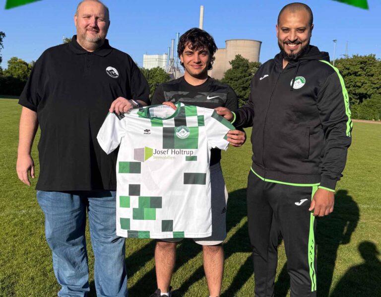 Eigengewächs Misho Latifeh ist einer von bislang sieben Neuzugängen beim SV Stockum, die Trainer Yassine Najih (rechts) und Geschäftsführer Thorsten Paschen bekannt gaben. Foto: Verein