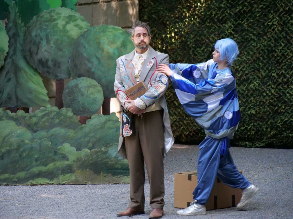 Grimms Geist (Holger Schulte, links) gegen Zeitgeist aus dem Handy (Silas Nüsken): Das garantierte amüsante Wortgefechte. Foto: Schwarze