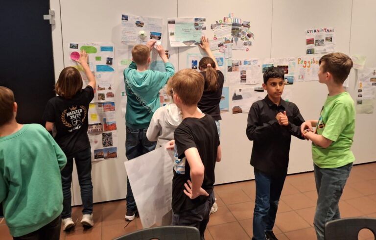 Die Schülerinnen und Schüler der fünften Klassen hängten zum Abschluss der Aktion zu drei Partnerstädten Wernes ihre bebilderten Plakate in der Pausenhalle auf. Fotos: Bernhard Helzle-Drehwald