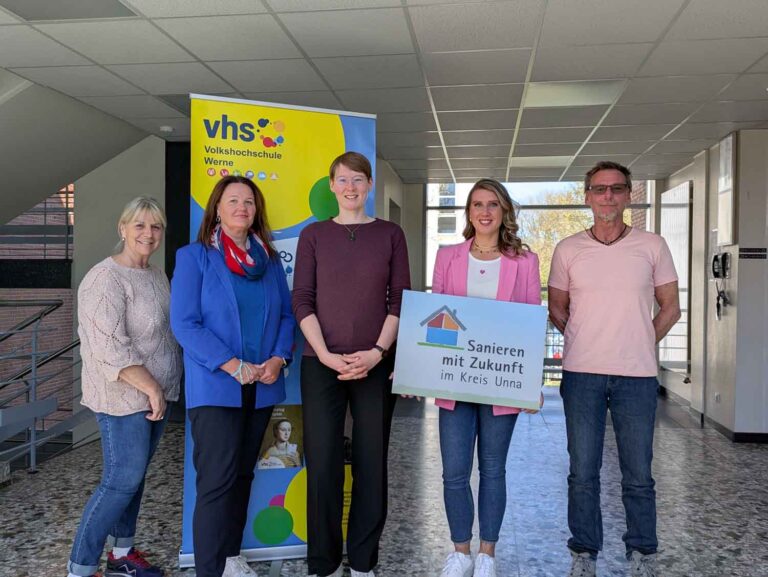 Energieberater Matthias Schöning mit Vertreterinnen der VHS Werne, der Kreishandwerkerschaft Hellweg-Lippe und dem Klimaschutzmanagement laden zur Beratung ein. Foto: Stadt Werne