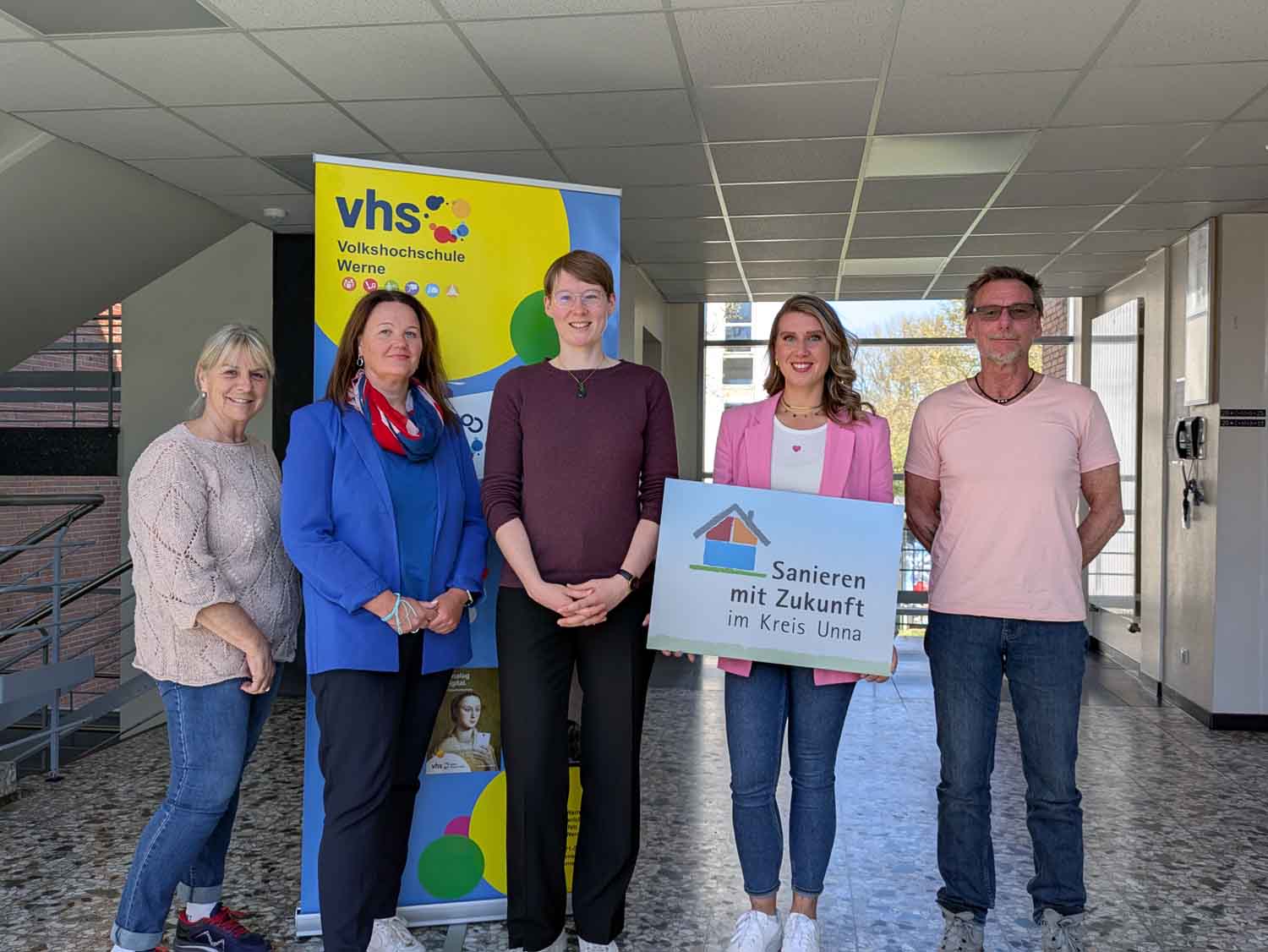 Energieberater Matthias Schöning mit Vertreterinnen der VHS Werne, der Kreishandwerkerschaft Hellweg-Lippe und dem Klimaschutzmanagement laden zur Beratung ein. Foto: Stadt Werne