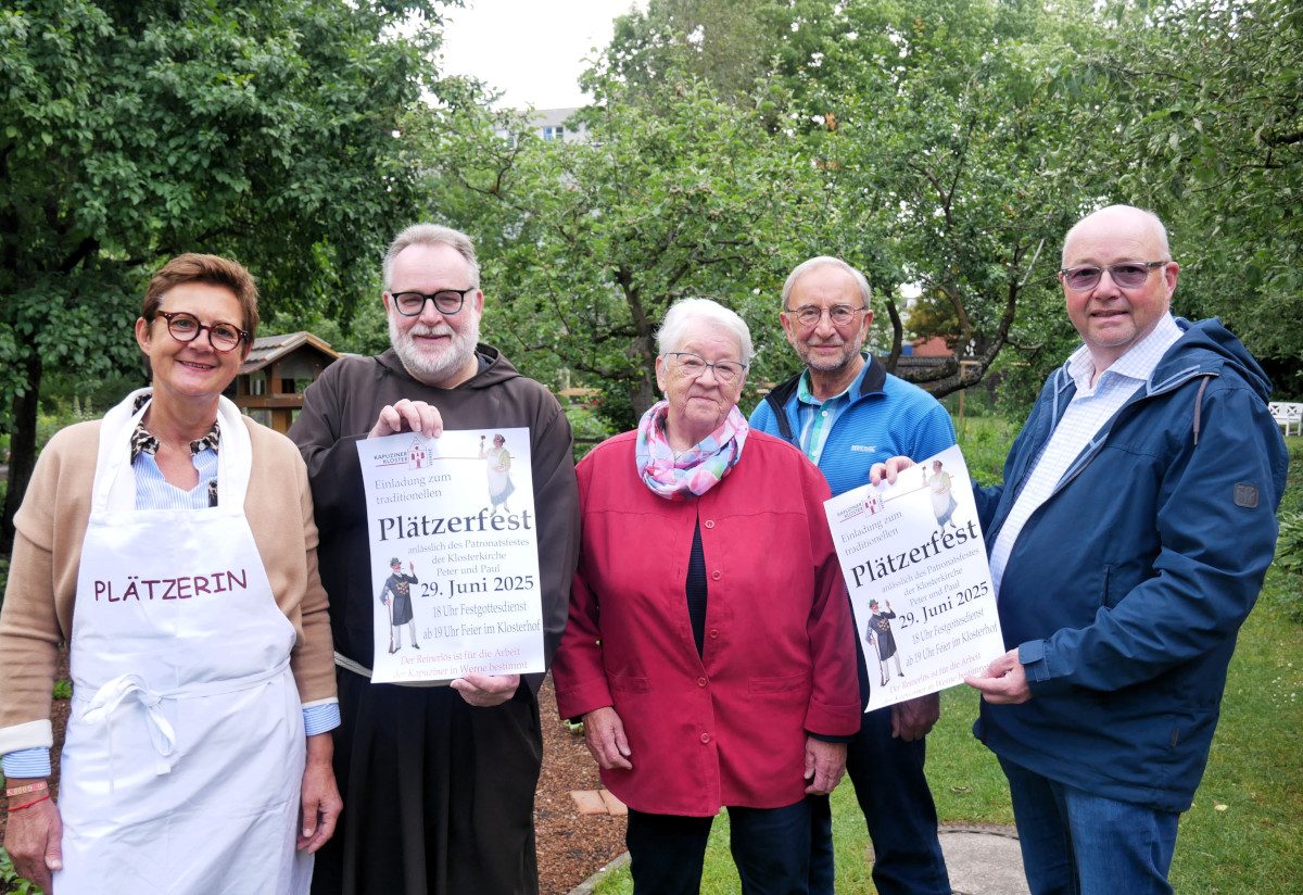 Weckten die Vorfreude auf das Plätzerfest im Klostergarten: Christiane Maria Fahle, Guardian Bruder Harald Berger, Maria Wierling, Gregor A. Zumholz und Friedrich Telgmann (v.l.). Foto: Gaby Brüggemann