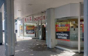 Die Schließung des Fachgeschäfts "R & S Schuhe" steht bevor. Der Bonenstraße droht damit ein weiterer Leerstand. Foto: Wagner