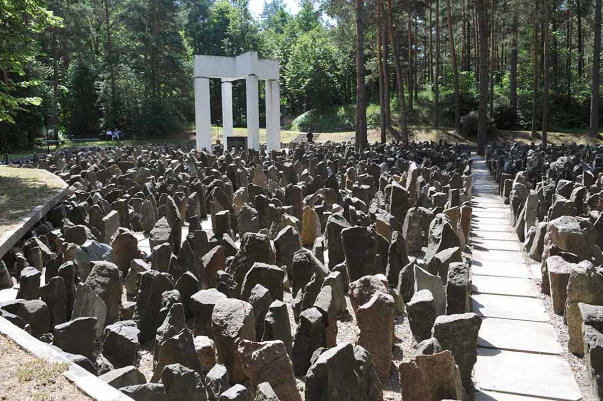 Die Anlage im Wald von Bikernieki wurde am 30. November 2001 eingeweiht – am 60. Jahrestag des „Rigaer Blutsonntag“ und 60 Jahre nach Beginn der Deportationen aus Deutschland. Foto: privat