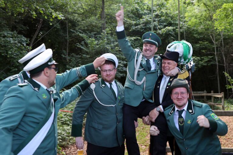 Michael Höring schoss den Vogel ab und ließ sich beim Schützenfest zum 150. Jubiläum in Horst feiern. Fotos: Isabel Schütte