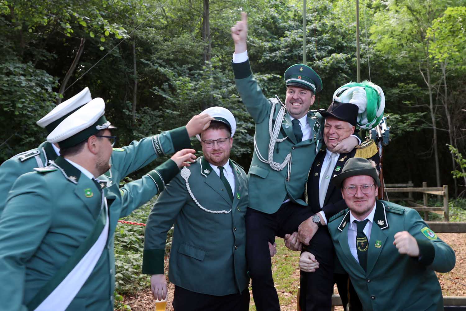 Michael Höring schoss den Vogel ab und ließ sich beim Schützenfest zum 150. Jubiläum in Horst feiern. Fotos: Isabel Schütte