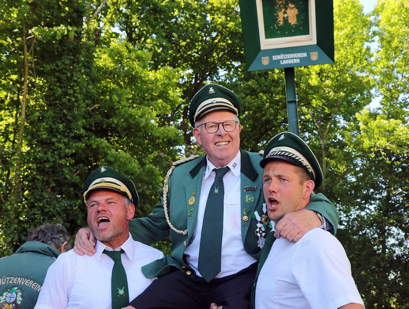 Auf den Schultern seiner Vereinskameraden genoss Egbert Ortmann als neuer Schützenkönig die Huldigungen seiner begeisterten „Untertanen“. Foto: Steinmüller