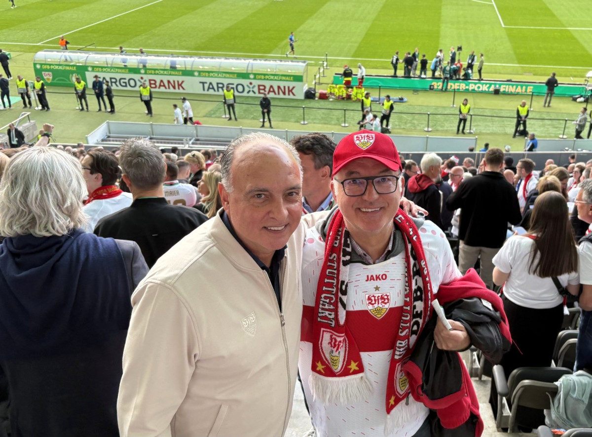 Treffen beim Pokal-Endspiel im Olympia-Stadion in Berlin mit VfB-Legende Hansi Müller und Wilhelm Bülhoff. Fotos: privat
