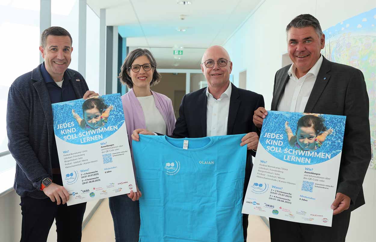 Andreas Voss (Geschäftsführer Kreissportbund), Sandra Ruiz (Bündnis für Familie), Matthias Fischer (Geschäftsführer UKBS) sowie Landrat und Initiator Mario Löhr stellen das Projekt vor (von links). Foto: Leonie Joost – Kreis Unna