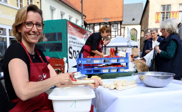 Vielseitigkeit überzeugt: Blumen- und Spargelmarkt kommt an